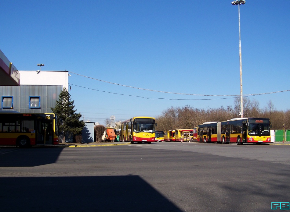 4742, 3423
A tu zwykły gniot jedzie sobie właśnie na 120.
Słowa kluczowe: M121M 4742 Lion'sCityG 3423 ZajezdniaStalowa 2015