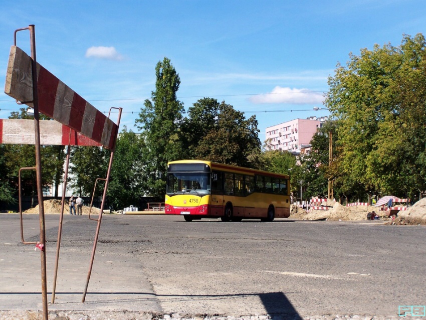 4752
Dyrekcja cyrku w budowie, czyli 60 minut na godzinę (jeśli jeszcze ktoś pamięta).
Słowa kluczowe: M121M 4752 ZajezdniaRedutowa 2013