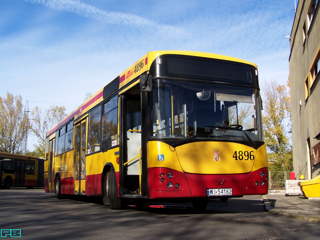 4896
Pojedzie za moment na trasę. 
Wozów na mieście brakuje do tego stopnia, że najstarsze Jelcze są w ruchu. 
Natomiast zdefektowane czasowo neognioty używane są jako ekspedycje w Święto Zmarłych.
Zamiast tych najstarszych.
Słowa kluczowe: M121M 4896 ZajezdniaStalowa 2015