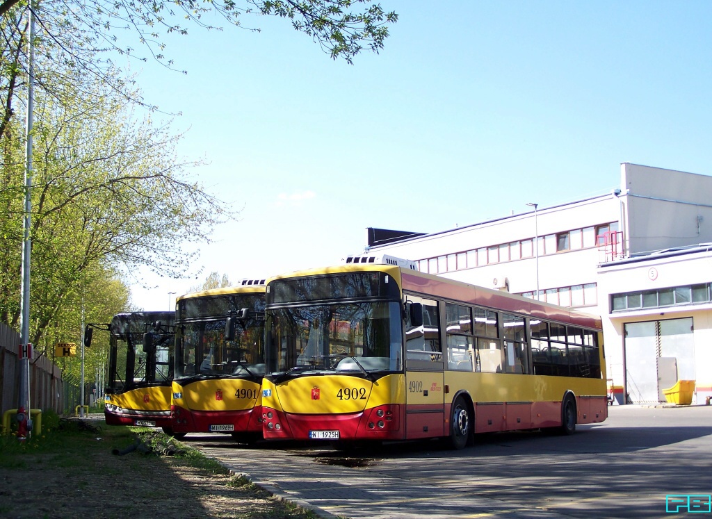 4901, 4902
Gotowe do pracy.
Słowa kluczowe: M121I 4901 4902 ZajezdniaStalowa 2016