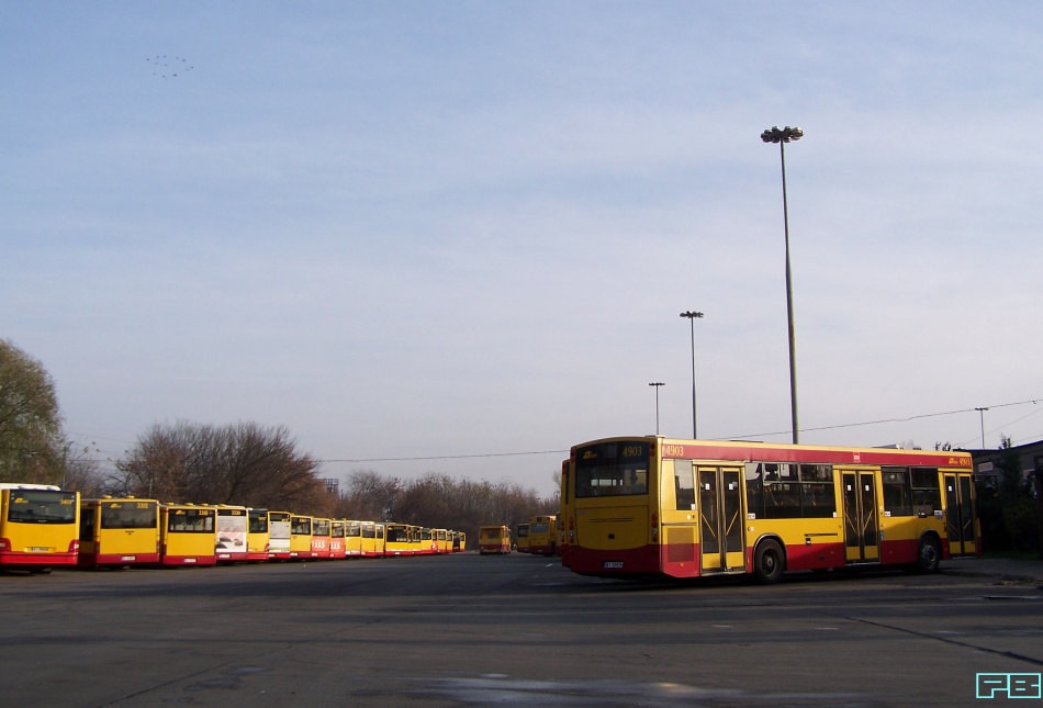 4903
MANy mieszają się z gniotami. 
Nie wszyscy są tym zachwyceni...
Słowa kluczowe: M121I 4903 ZajezdniaStalowa 2013