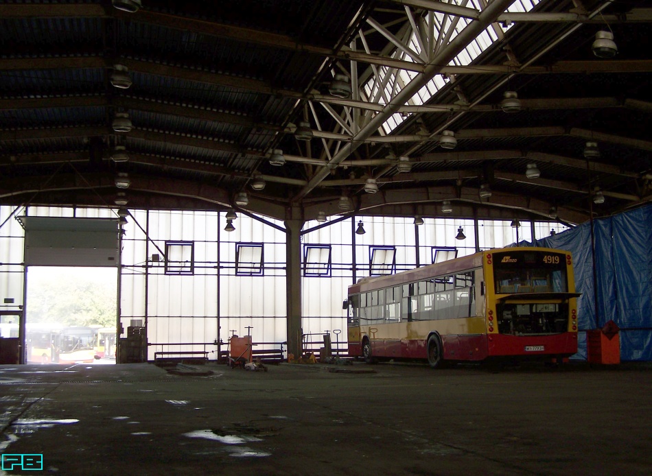 4919
I pół hali im zabrali.
Rozpoczęła się przebudowa Hali OT.
Za to remont placu przed halą objawił się właśnie siwą mgłą. Tną kostkę brukową...
Słowa kluczowe: M121MI 4919 ZajezdniaStalowa 2014