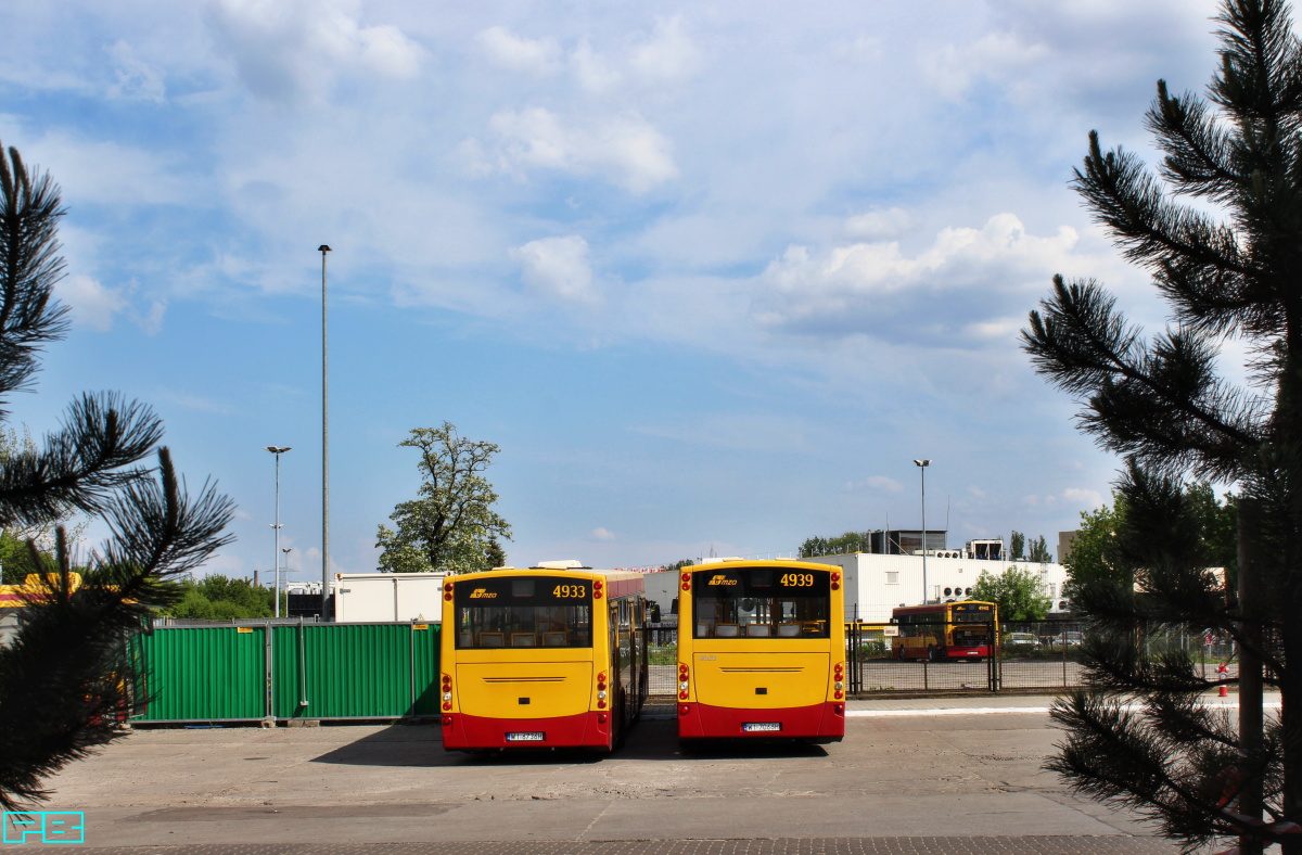 4933, 4939
Przed nimi dodatkowy plac południowy.
Słowa kluczowe: M121I 4933 4939 ZajezdniaStalowa 2018