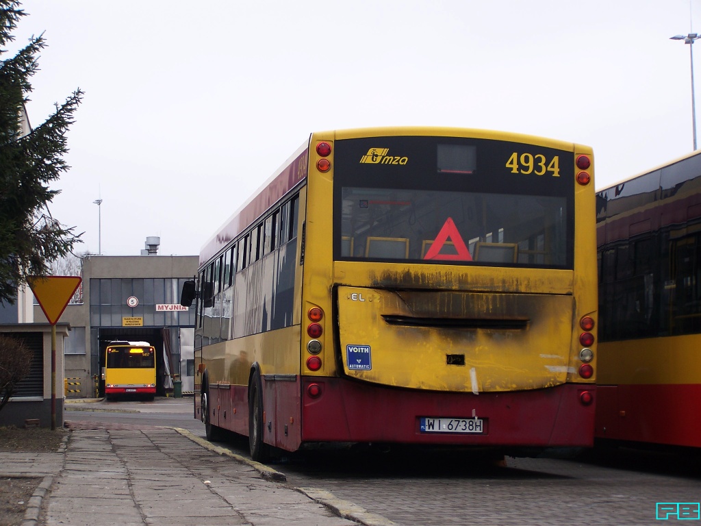 4934, 5457
Sprostowanie: w 4934 silnik jest cały, nigdy nie był wymieniany, a jedynie wskutek zwarcia elektrycznego stopił się zbiornik AdBlue. Zadziałał prawidłowo system gaszenia proszkowego komory silnika. Autobus czeka na opis rzeczoznawcy i naprawę. Poza osmaleniem, zdeformowaną klapą i zniekształconym zbiornikiem AdBlue, większych szkód na szczęście nie ma.
A 5457 wjeżdża na myjnię.
Słowa kluczowe: M121I 4934 SU18 5457 ZajezdniaStalowa 2016