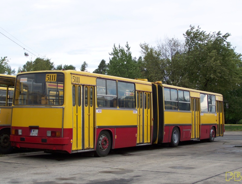 5111
Ostatni Mohikanie. 
Wygląda wciąż świeżo i sprawnie.
Coś niepowtarzalnego jest w harmonijkowych ikarusach
Słowa kluczowe: Ik280 R11 5111