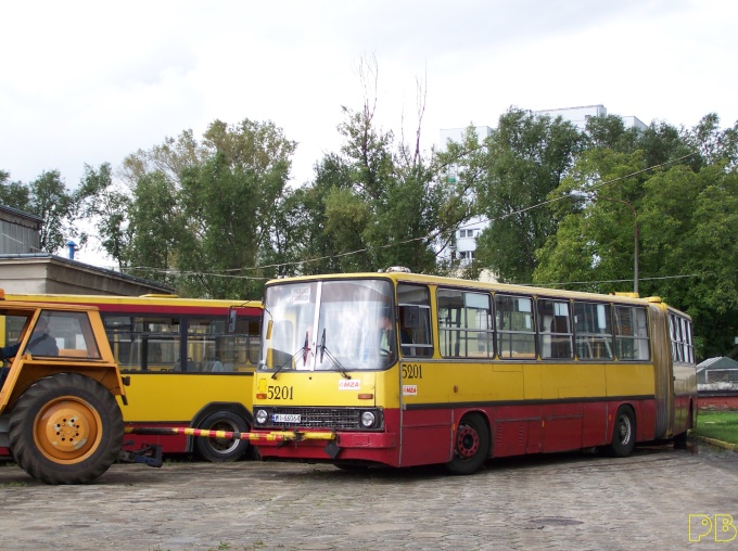 5201
Miała być kasacja. Pózniej zdecydowano o wyjęciu zdrowych części. A teraz... Może odbudują... Matko kochana!!!
Słowa kluczowe: Ik280 R10 5201 ORT