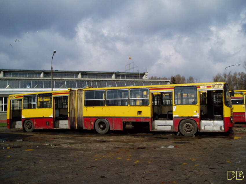 5207
Zebrały się sępy i czarne chmury nad bizonem. Drżały ze strachu ręce, stąd obraz maślany.
Słowa kluczowe: MZA R13 Ikarus280 5207 2010