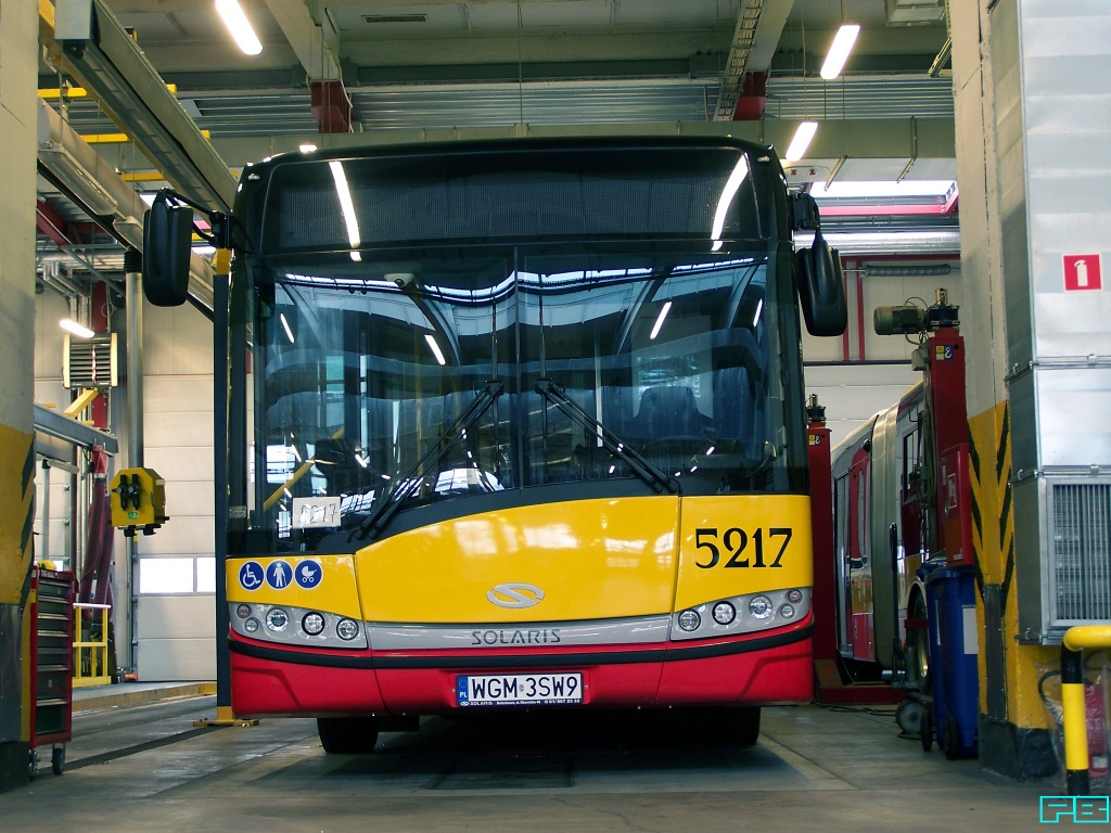 5217, 5218
5217 jeszcze bez syrenki, a po prawej uzbrajane 5218.
Słowa kluczowe: SU18 5217 5218 ZajezdniaKleszczowa 2015