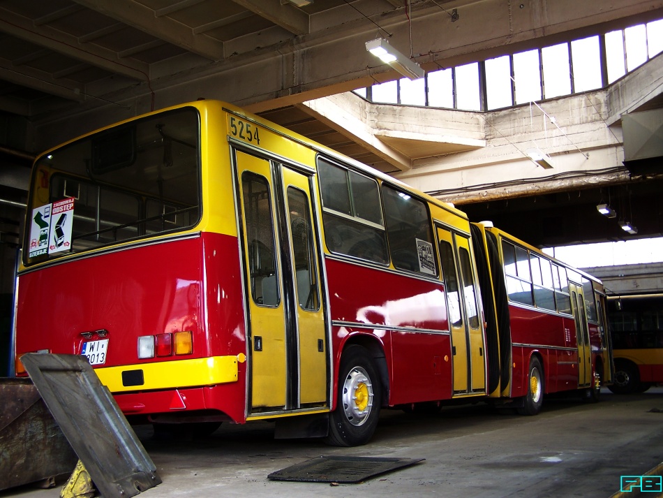 5254
Uzbrojony już po lakierowaniu burt. 
Dodajmy, że projektu odnowienia autobusu podjął się sam Antoni Mroczek, kierownik zajezdni Woronicza. To jego dzieło. Czekajmy więc na finał.
Znając Antoniego (jak większość mówi Pana Antoniego) zapewne będzie dobrze.
Oby. ;)
I tego Mu bardzo gorąco życzymy. Bo autobus jest wyjątkowy i bardzo piękny. Nawet Węgrzy nam go mocno zazdroszczą w obecnej, oryginalnej wciąż jeszcze specyfikacji.
Słowa kluczowe: IK280 5254 ZajezdniaWoronicza 2014