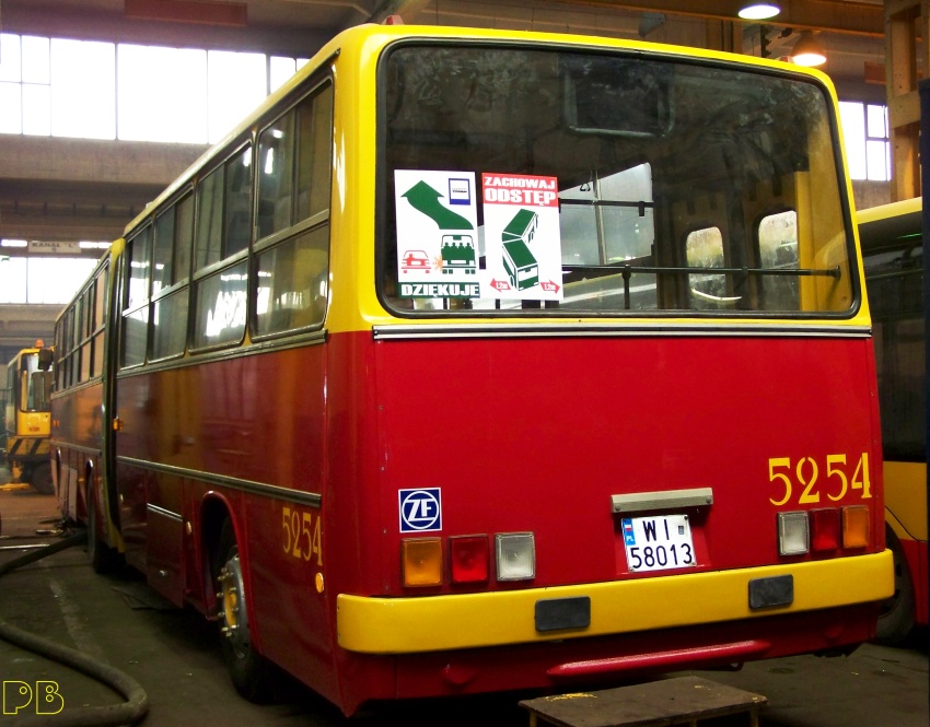 5254
Wyżebraliśmy jednak zupełnie nową szybę. I wyprodukowaliśmy nowe naklejki odwzorowując stare...
Naklejek dla 2600 też wystarczy...
Za udostępnienie oryginalnego kompletu wzorów napisów dziękujemy Marcinowi Pychowi.
Słowa kluczowe: Ik280 5254 ORT R11 R10