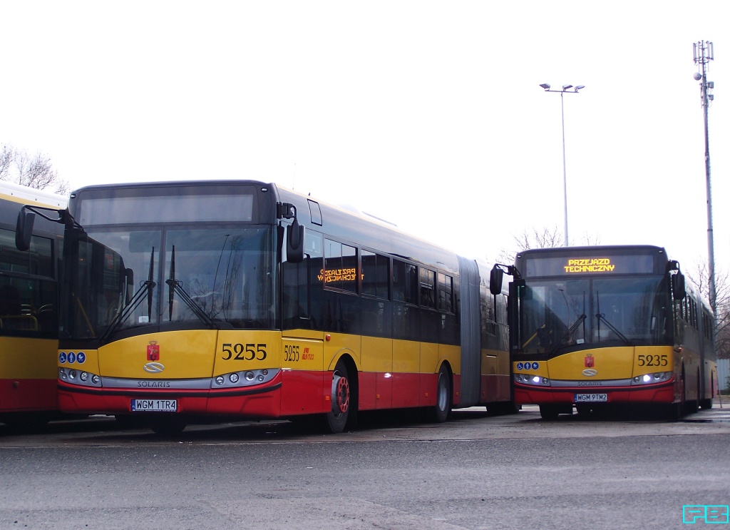 5255, 5235
5235 podczas oględzin. Lekko porysowany bok. 
Natomiast 5220 po kolizji z tramwajem, trafił już do Wyględów. Będzie naprawiany bok kierowcy sekcji A. Dostał centralnie w bok pierwszego członu, uszkodzona jest kratownica. Na naprawę są 72 dni.
5255 to jeszcze dziewica z ostatniej dostawy.
Słowa kluczowe: SU18 5255 5235 ZajezdniaKleszczowa 2016