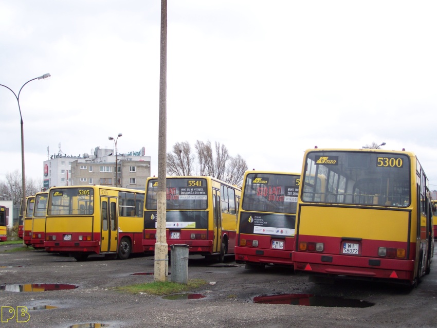 5300
Na Ostrobramskiej pozostanie wkrótce garstka ikarusów. Właśnie piątka, 5700 - 5704 pojechały na Redutową.
Słowa kluczowe: Ik280 5300 ZajezdniaOstrobramska 2010