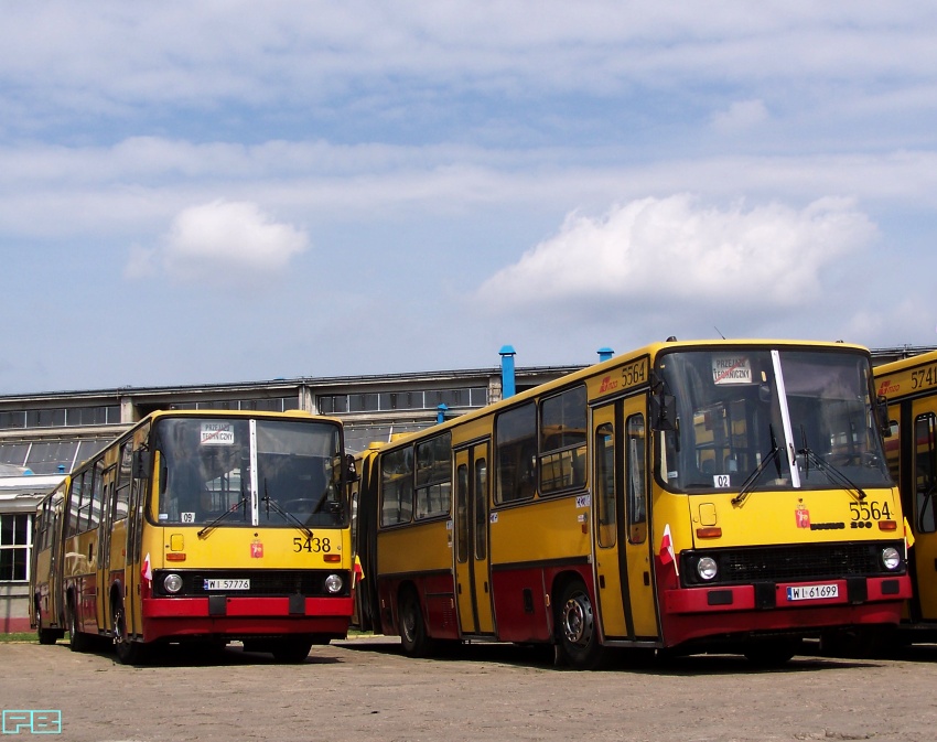 5438, 5564
Na WĹoĹciaĹskiej rezerwy oczekujÄ na wyjazd. 
5564 z tablicÄ rejestracyjnÄ zamontowanÄ jak w Ikarusach z 1979 roku...
Słowa kluczowe: MZA R13 Ikarus280 5438 5564 2012