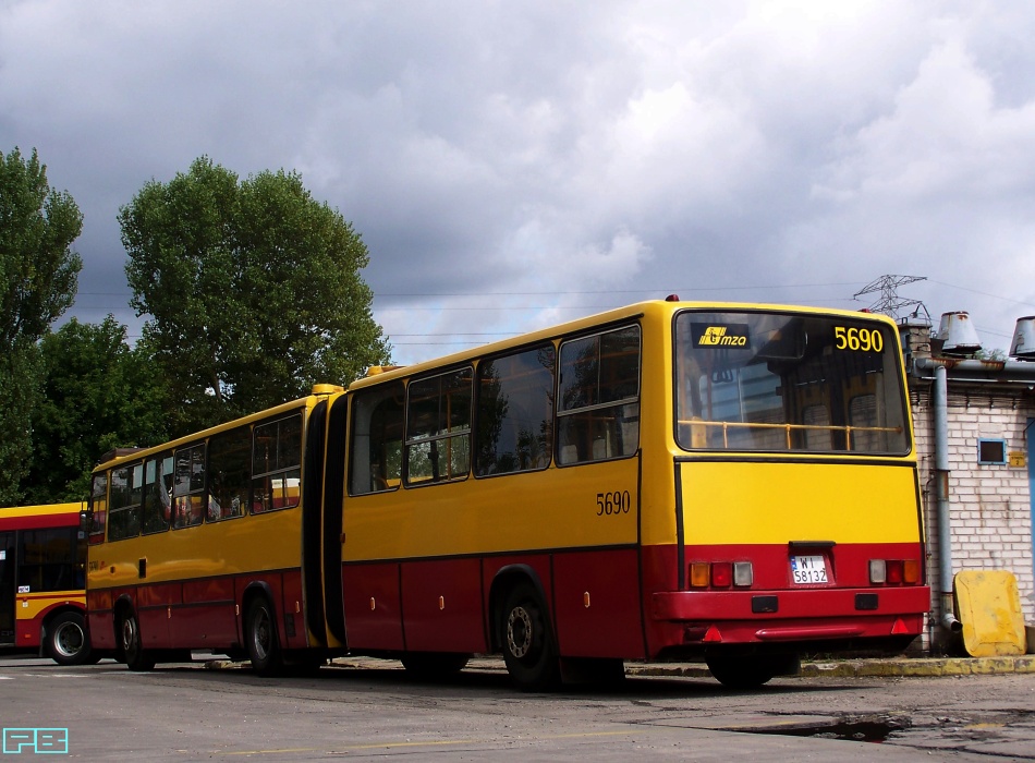 5690
Jeszcze żywy. Cały kunszt CWSu na ekranie.
Słowa kluczowe: IK280 5690 ZajezdniaStalowa 2013