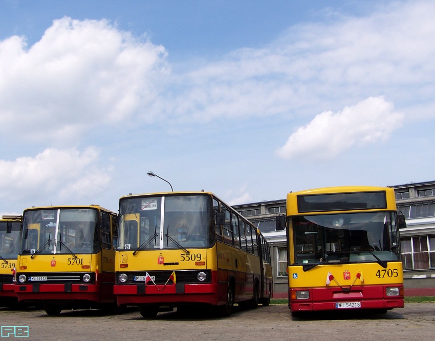 5701, 5509, 4705
Ostrobramska w obcej juĹź skĂłrze jako dodatki na CWSie.
Słowa kluczowe: MZA R13 Ikarus280 5701 5509 R6 JelczM121M 4705 2012