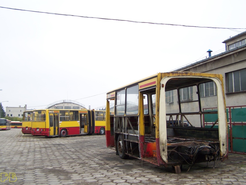 5710
Klimat z dawnych czasów. Tak przez 25 lat stawiało się na Włościańskiej kawałki autobusów zdatne lub niezdatne... Nostalgicznie trochę
Słowa kluczowe: Ik280 R11 5710 ORT