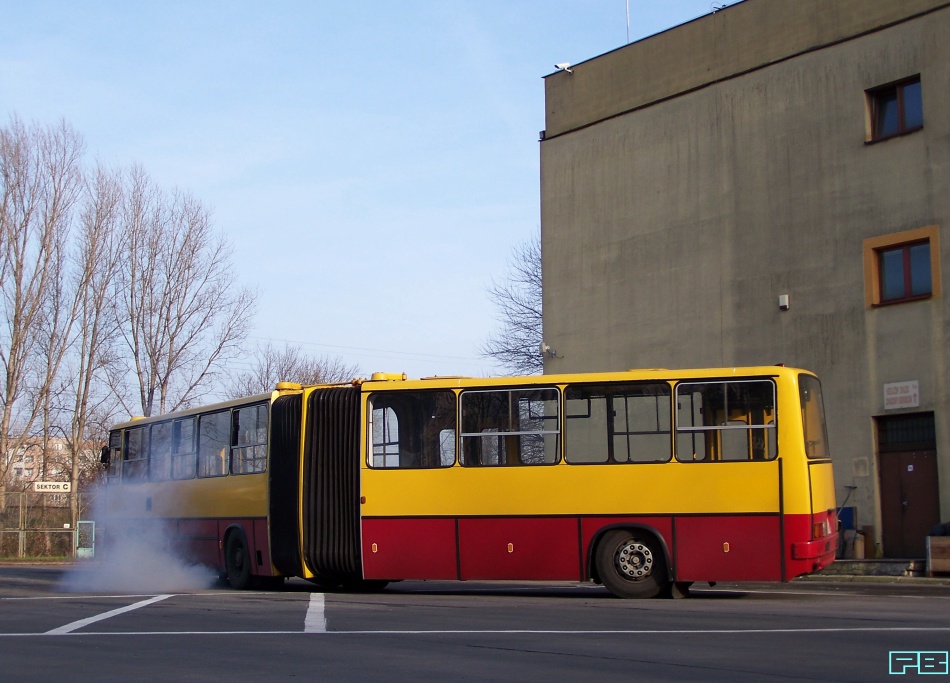 5740
Trzeba wyprostować. 
Jeden bąk, drugi bąk i wielki smród. Ikar już jest jednak zdechły. Nie posunął się nawet o centymetr.
Słowa kluczowe: Ik280 5740 ZajezdniaStalowa 2013