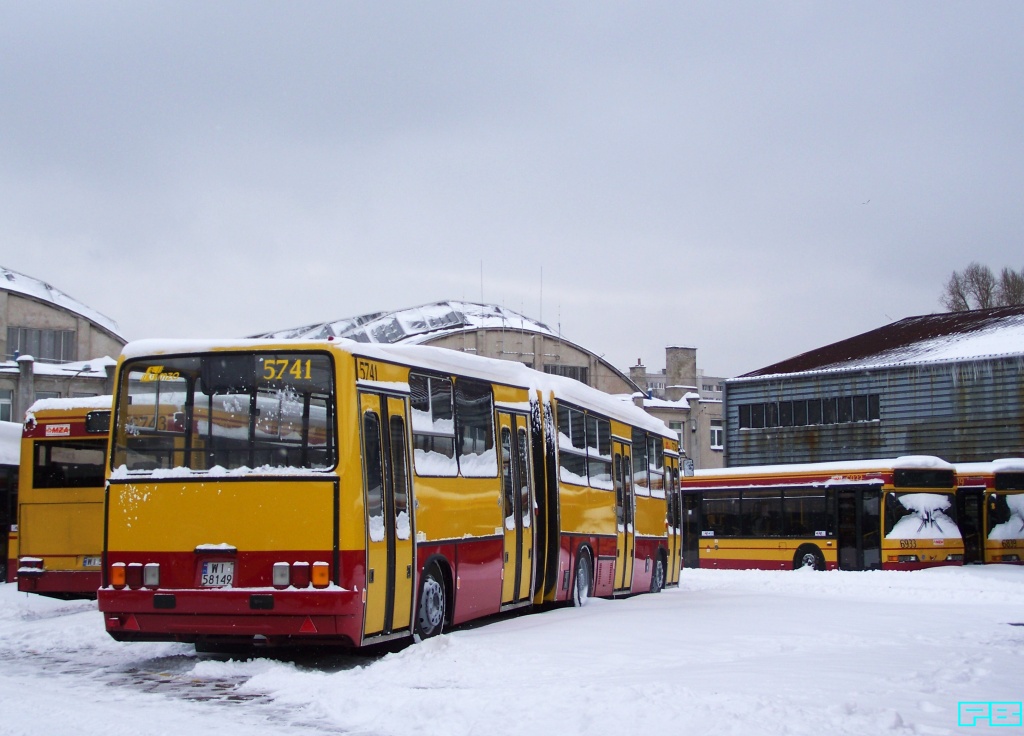 5741(6941)
Wówczas odbudowany, mimo przyprószenia śniegiem, błyszczał pośród zdefektowanych Neoplanów na CWS-ie.
Taki mieć zabytek...
Słowa kluczowe: IK280 5741 ORT 2010