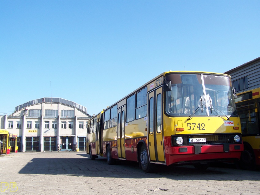 5742
Na tle dyrekcji dawnego CWSu pojawił się pięknie odbudowany autobus
Słowa kluczowe: Ik280 R10 5742 ORT