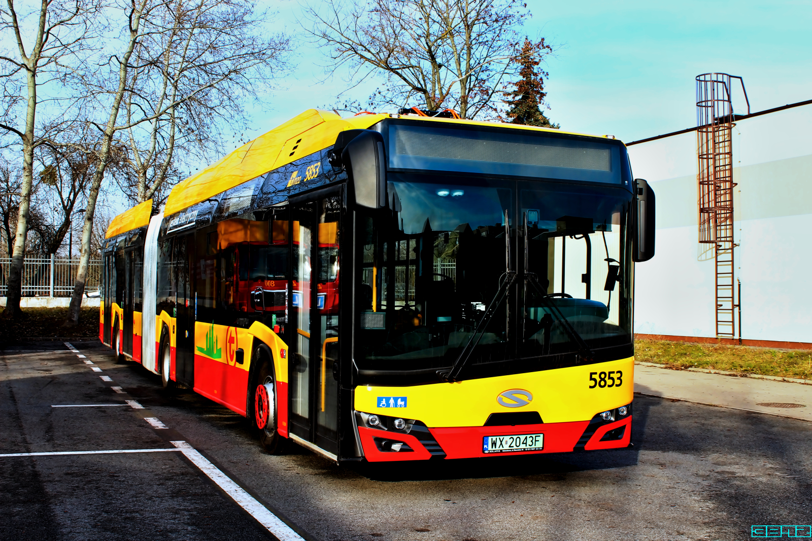 5853
Nie wiedzieć czemu ma mały wyświetlacz z przodu. Podobnie, jak najnowsze SU12IVE.
Słowa kluczowe: SU18IVE 5853 ORT 2025