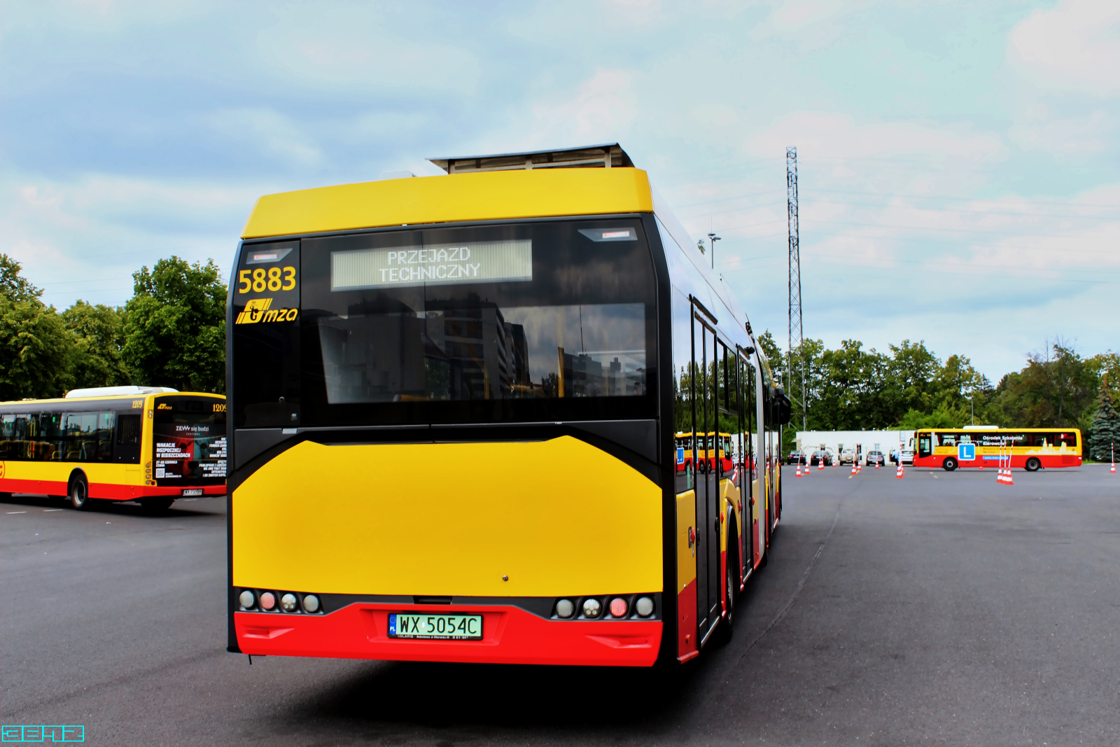 5883
No i po dyskusyjnym wyeliminowaniu Yutonga i Irizara Solaris wygrał 50-tkę elektrycznych przegubowców, jako jedyny składając ofertę. Pewnie będzie na Woronicza 5800-5849. Odejdą 88xx , które mają po 1300000 km.
Za rok.
Słowa kluczowe: SU18IVE 5883 ZajezdniaWoronicza 2024