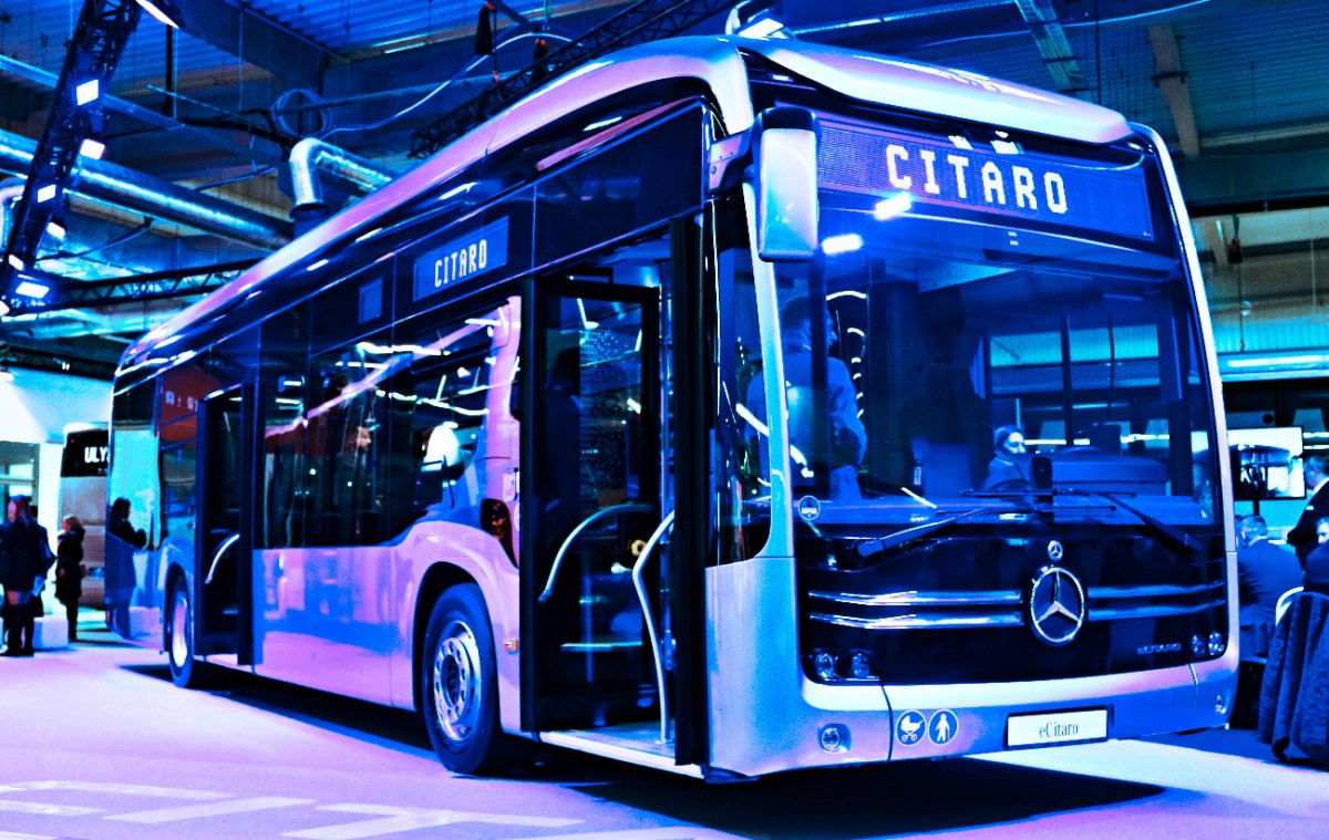 Mercedes Benz eCitaro
Oto kolejna nowinka z MZA. 
Od 26 listopada, na linii 117, najpewniej jako brygada 2, będzie kursował testowy elektryczny Mercedes Benz eCitaro. Jego tymczasowy numer taborowy to 943, a rejestracyjny WPR5077N. Autobus będzie testowany do 10 stycznia 2020 roku w ramach zajezdni na Ostrobramskiej.

Foto: MZA
Słowa kluczowe: eCitaro Busworld 2019