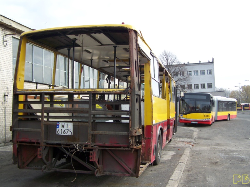 6304, 8310
Sztafeta. Dziadek przybija piątkę lusterko o lusterko i życzy młodemu
dobrego przebiegu. Sam już wysiada...
Słowa kluczowe: Ik260 6304 SU18 8310 ZajezdniaOstrobramska 2010