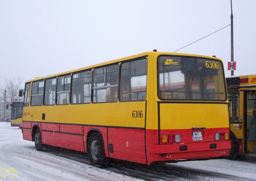 6306
Pięknie się prezentuje i co najmniej pół roku na Ostrobramskiej pomieszka
Słowa kluczowe: Ik260 6306 ZajezdniaOstrobramska 2010