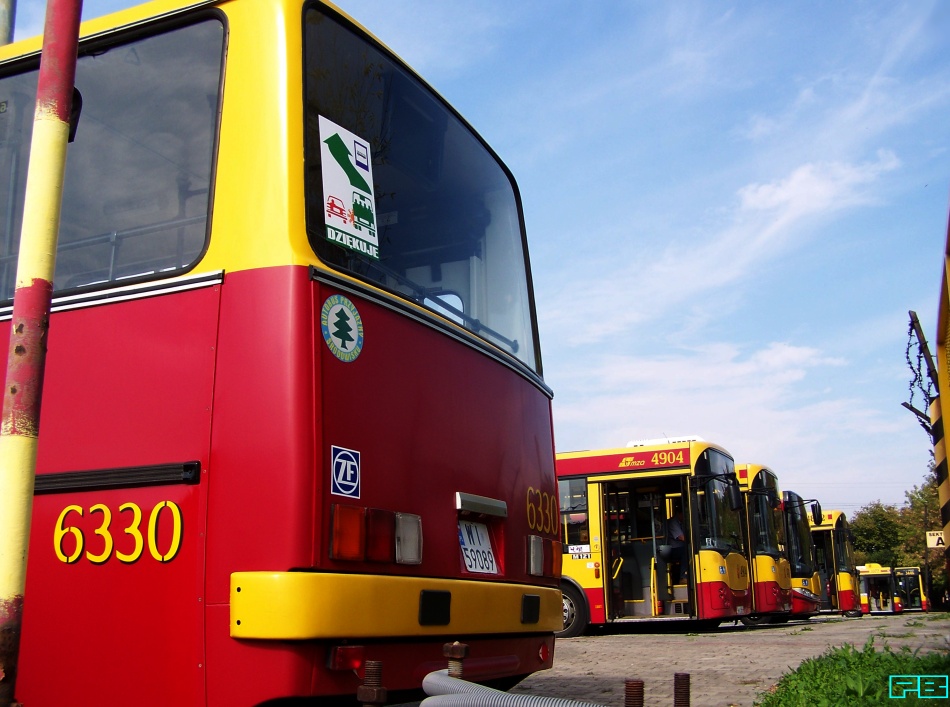 6330
Przygotowany jest już do akcji na DTP.
Taka oryginalna listwa z logiem Ikarusa, maskująca naświetlenie tylnej tablicy rejestracyjnej, bardzo przydałaby się również do 5254. Tam była jeszcze niemal do końca pracy bizona, jednak jakiś mocno głupi złodziej ją po prostu bezmyślnie ukradł. Jeszcze gdyby miał zabytkowego Ikarusa...
Tak więc, jeśli macie na zbyciu taką część, bardzo prosimy o kontakt na łamy Omni-Busa. Odwdzięczymy się.
Słowa kluczowe: IK260 6330 ZajezdniaStalowa 2014