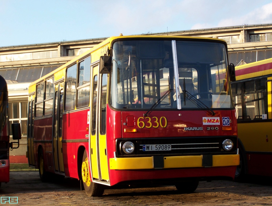 6330
Tutaj jeszcze żyleta - prosto z taśmy. Niemal wszystko nowe.
Jednak dwa dni temu, autobus w skutek błędu logistycznego, "przystosowano" do ruchu na Stalowej. Pozbawiono go wszelkich oznaczeń historycznych. Na szczęście taborówki ostały się. Dzięki Waszym relacjom, ekspresem przeprowadziliśmy z prezesami MZA akcję prostowania fatalnej pomyłki. Na zamknięcie dnia, rzecznik prasowy MZA Adam Stawicki podał nam rewelacyjną wiadomość: decyzją zarządu MZA, 6330 ma zostać przywrócony w dawnej formie, ma zakaz pracy liniowej i stacjonować będzie na CWSie. Oczywiście będzie na stanie Stalowej, podobnie jak w przyszłosci 5254 - tam autobusy będą serwisowane.
Od nowa wykonam wszystkie historyczne oznaczenia 6330 utracowne właśnie na Stalowej. 
Może pojedzie na DTP. A morze jest głębokie i szerokie...
Słowa kluczowe: IK260 6330 ORT 2011