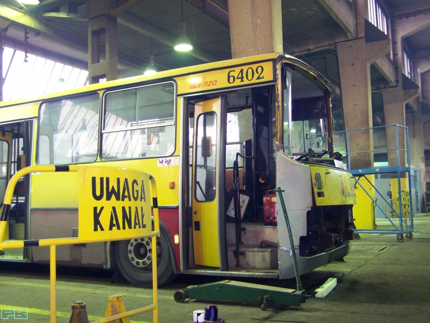 6402
Ikarus w remoncie. Jak trzeba, to trzeba...
Słowa kluczowe: MZA R13 Ikarus260 6402 2012