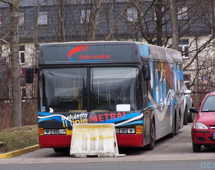 6455
Oblepiony dziadek kima na parkingu osobowym Kleszczowej. A co się stało z górnymi obrysówkami?
Słowa kluczowe: MZA R11 N4020 6455 2012