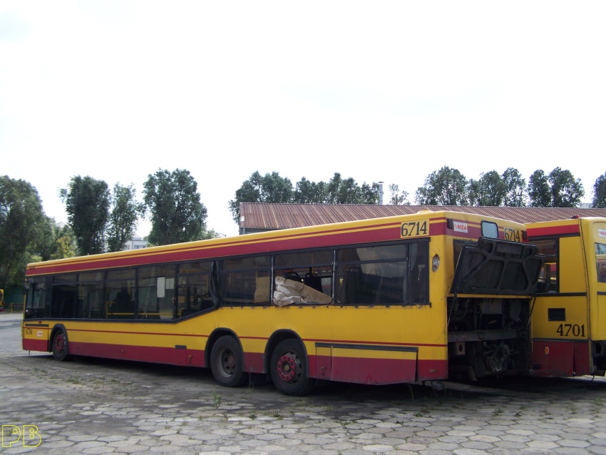 6714
Przyjechał na remont. Weryfikacja techniczna okazała się jednak straszna: kasacja ze względu na 90- cio procentowe zużycie konstrukcji...
Słowa kluczowe: Neoplan N4020 R11