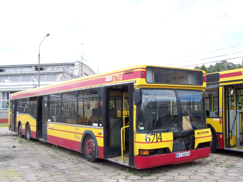 6714
Zaczęło się szabrowanko
Słowa kluczowe: Neoplan N4020 R11