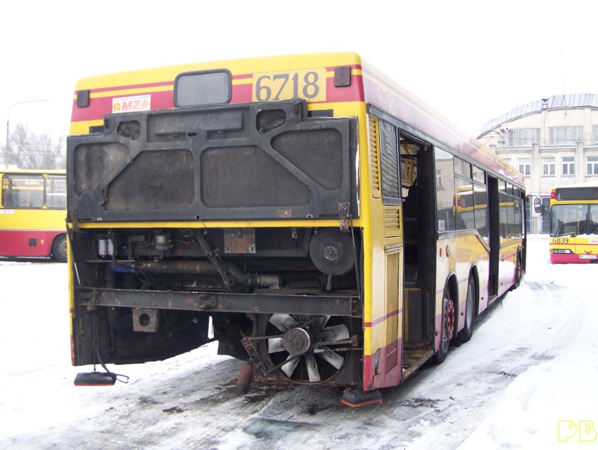 6718
Silnik poszedł na części
Słowa kluczowe: Neoplan N4020 R11