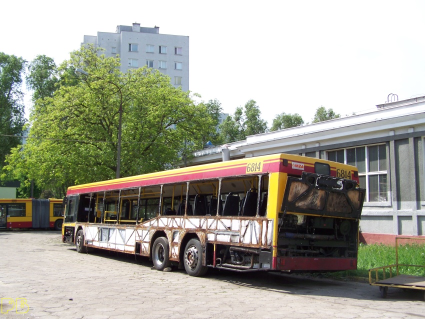 6814
Rozbrojony czeka na remont
Słowa kluczowe: Neoplan N4020 R11