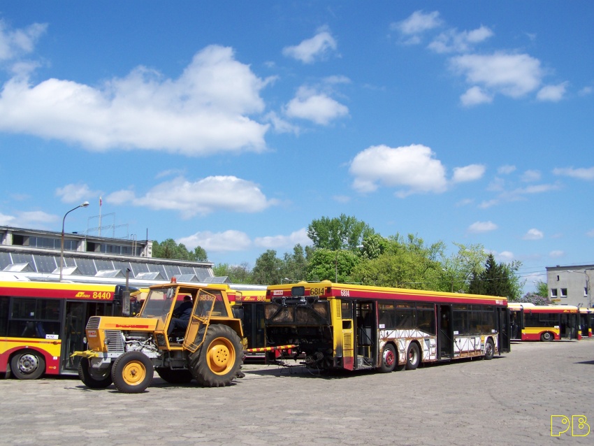 6814
Przeciąganie liny. Który, którego...
Odbudowa w toku
Słowa kluczowe: Neoplan N4020 R11