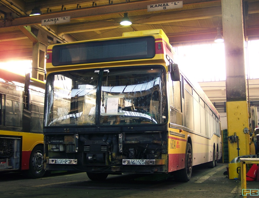 6834
Neoplan po otrzymaniu ciosu tyłem od 1107 na Dworcu Wilanowska przyjechał na naprawę.
Słowa kluczowe: N4020 6834 ORT 2012