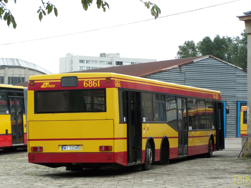 6861
Czegoś mu jakby brakuje... I ten paseczek w Łańcucie lekko za wysoko poszedł...
Słowa kluczowe: Neoiplan N4020td R6, R11