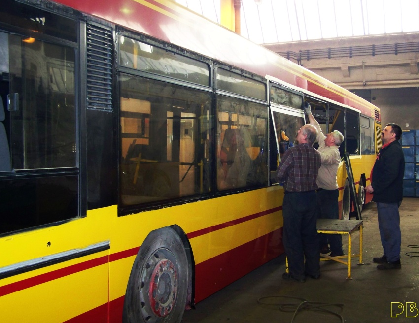 6910
Będzie po staremu. Montaż okien w trakcie. Janki w akcji. Jak zawsze: nie zawiodą
Słowa kluczowe: Neoplan N4020td R11