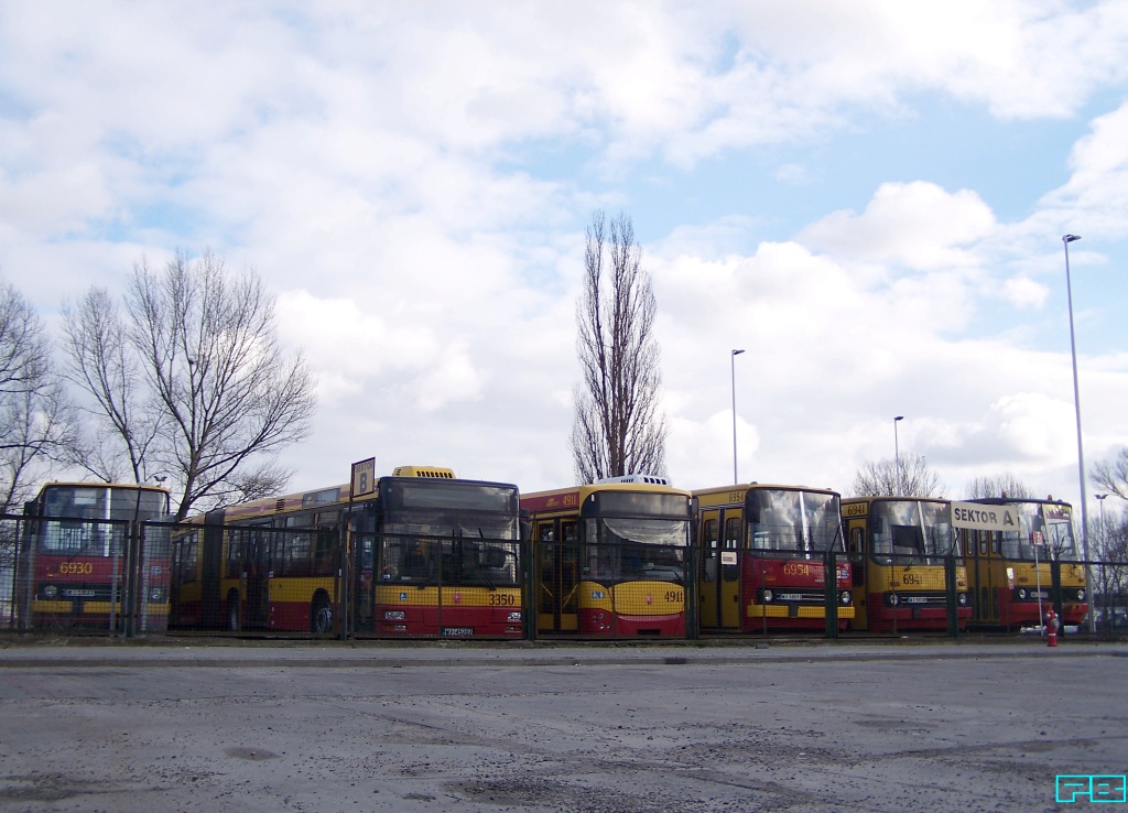 6930, 3350, 4911, 6954, 6941, 9650
Stalowa powiększyła się. 
Na nowym placu stoją zabytki i pojazdy przeznaczone do napraw.
Słowa kluczowe: IK260 6390 NG313 3350 IK280 6954 6941 IK280A 9650 ZajezdniaStalowa 2016