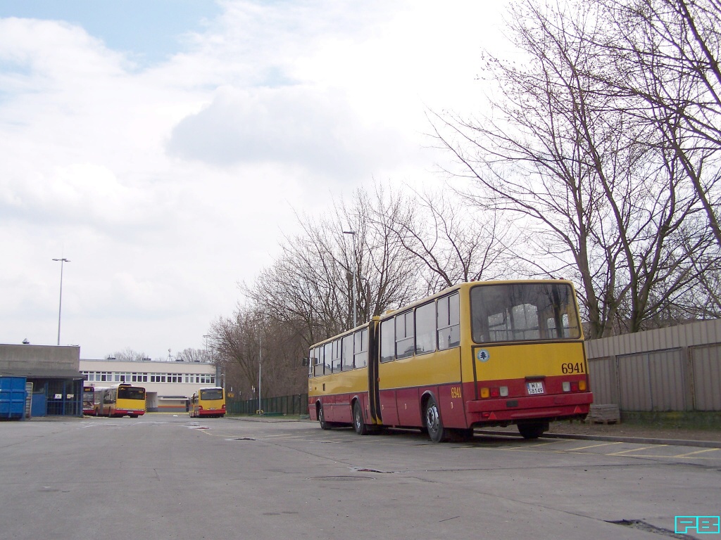 6941
Jednak oddany do dyspozycji liniówek. Szykuje się na miasto.
Pytanie, jak załatwili zgodę w ZTM-ie?
Słowa kluczowe: IK280 6941 ZajezdniaStalowa 2016