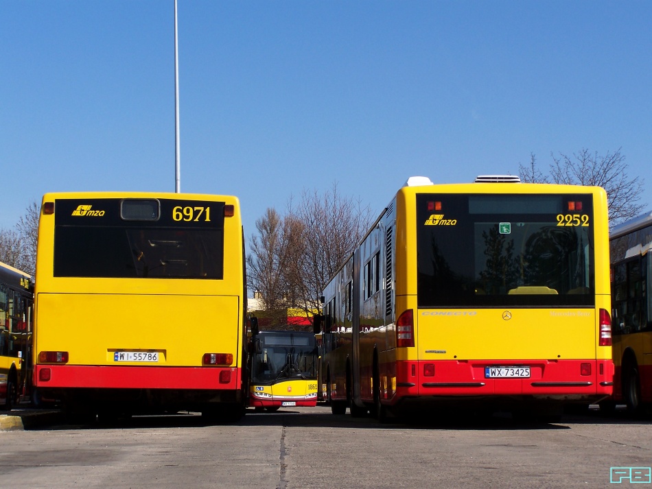 6971, 2252
Dobrze, że wkrótce Neoplanów już nie będzie. 
Pomijając inne sprawy, designem nie powalały... 
Przy nich turecki Mercedes wygląda jak prawdziwy.
Słowa kluczowe: N4020 6971 ConectoG 2252 ZajezdniaKleszczowa 2014