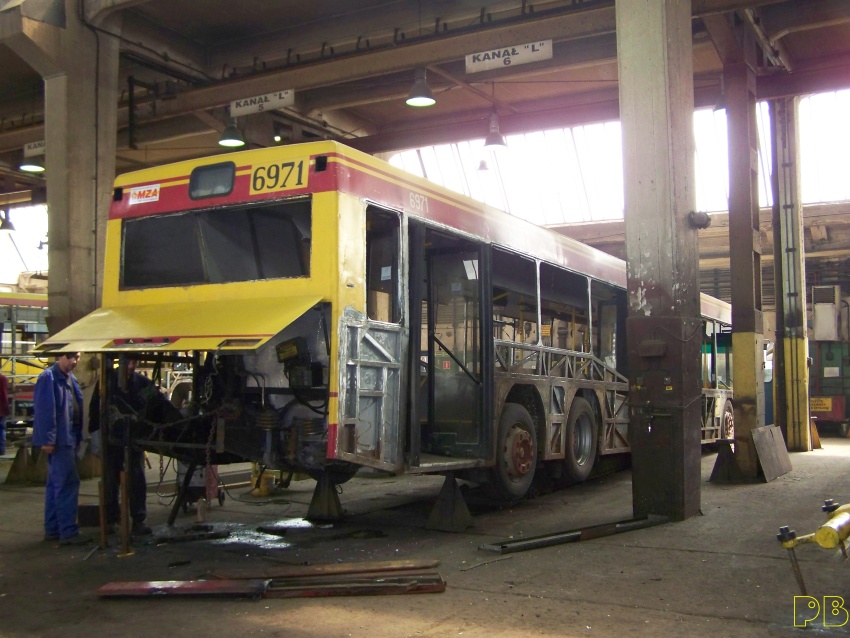 6971
Pieczołowita odbudowa
Słowa kluczowe: Neoplan N4020td R7, R11