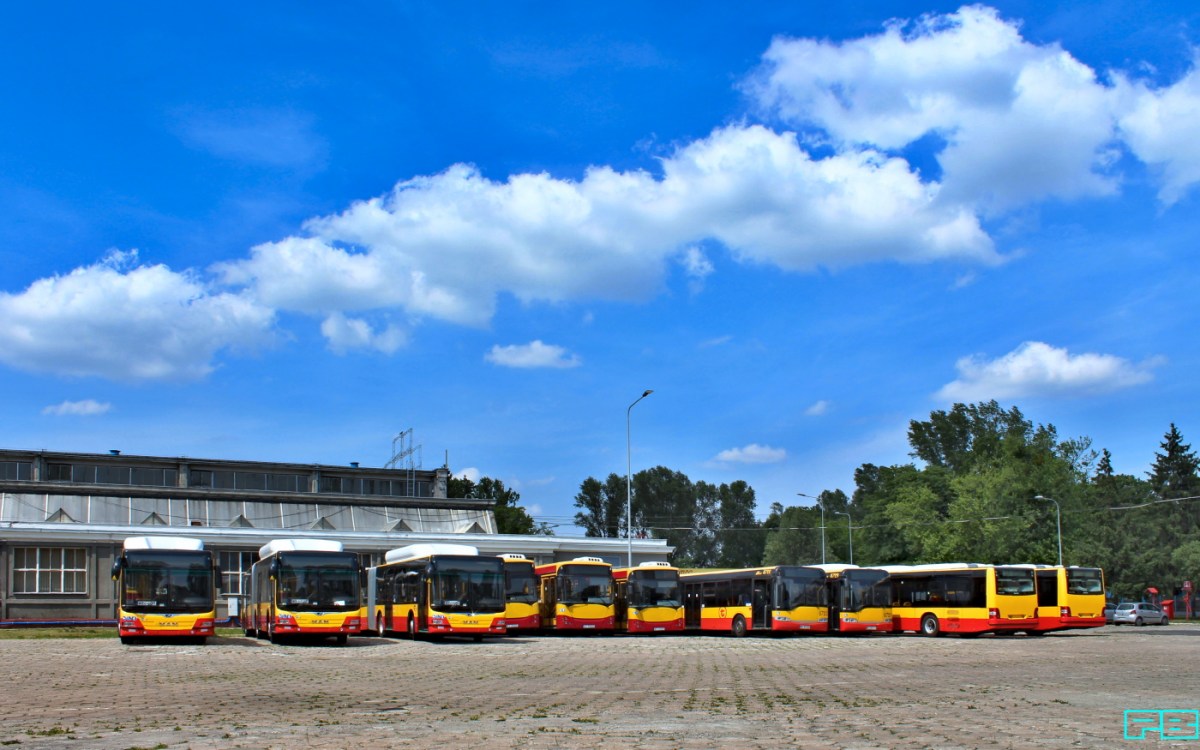 7234, 7227, 7246, 7248, 7244
Przekrojowo.
A nowe MAN-y czekają na zwolnienie miejsca w nowym kleszczowym domu.
Słowa kluczowe: LionsCityGCNG 7234 7227 7246 7248 7244 ORT 2019