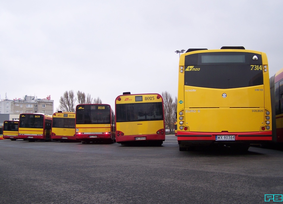 7314, 8025, 8218, 8031
Nowy Solbus obok najstarszych Solarisów.
Słowa kluczowe: SM18LNG 7314 SU15 8025 8031 SU18 8218 ZajezdniaOstrobramska 2015