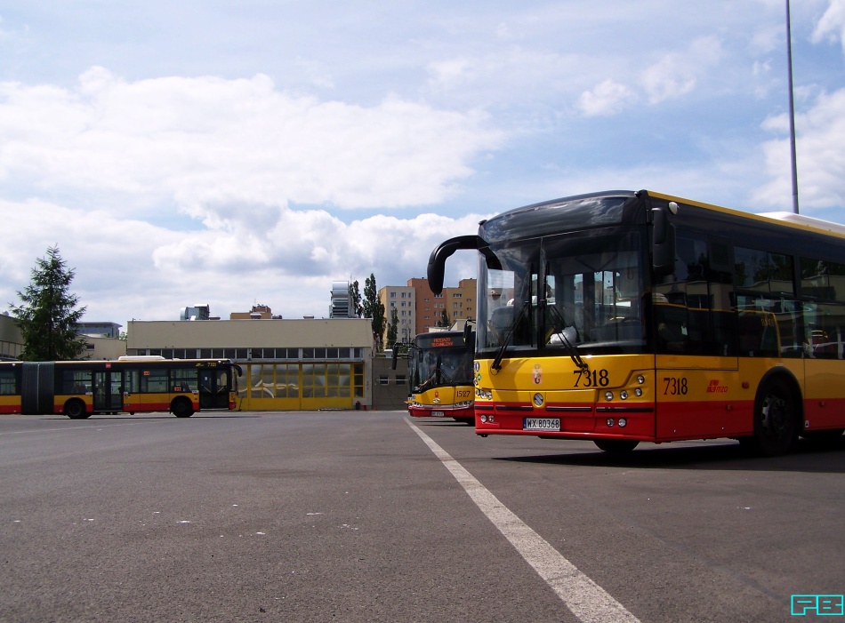 7318, 7321
Gazowce przed przebudowywaną dla nich na stanowiska obsługi dawną Halą Silników.
Słowa kluczowe: SM18LNG 7318 7321 ZajezdniaOstrobramska 2015