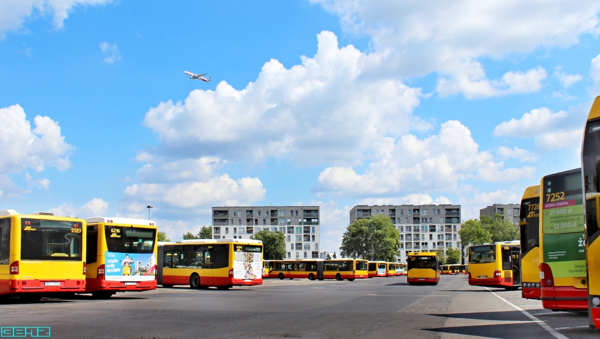 7728, 7726
7728 pojechał na trasę.
Trzeba przyznać, że obecnie Kleszczowa ma najmłodszy tabor w MZA. 
I jako jedyna nie ma elektryków. I cieszą się z tych gazów. I nawet wiem dlaczego.
Słowa kluczowe: SU18IVCNG 7728 7726 ZajezdniaKleszczowa 2021