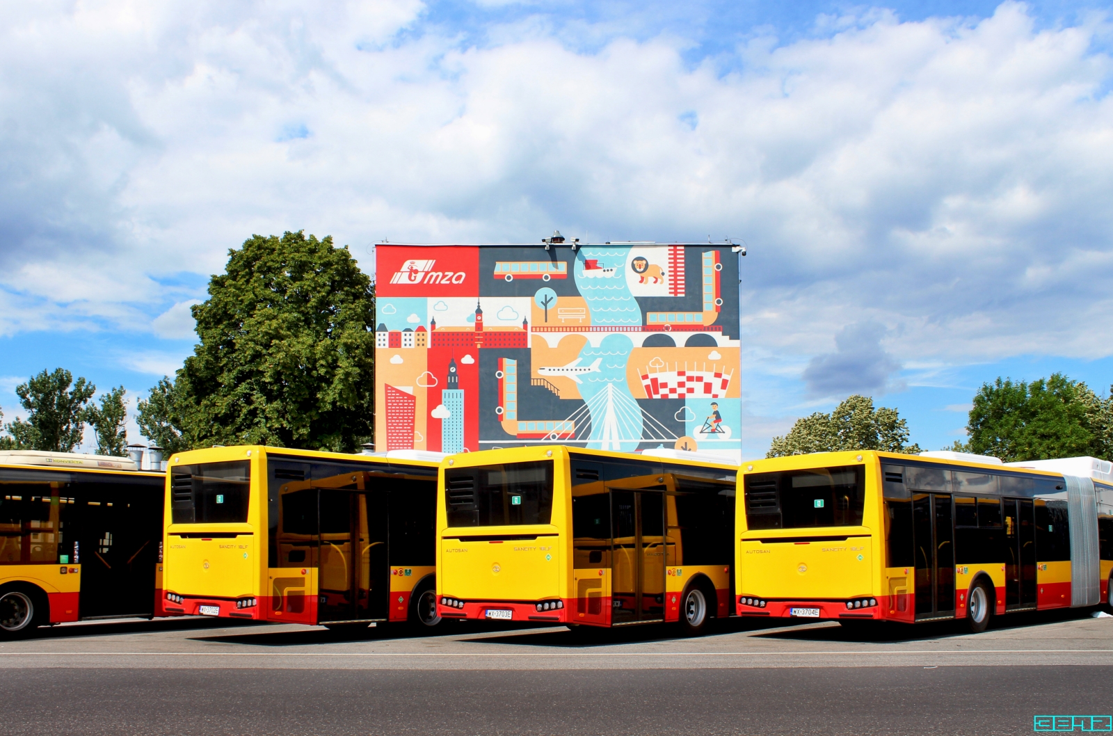 7802, 7803, 7804
Za to 5.04.2023 zarejestrowano nowe raptory 7847, 7850, 7851, 7852, 7856.
Zapewne wkrótce pojawią się na trasach.
W sumie nie są to  bardzo złe autobusy i póki co możemy czepiać się jedynie ich mocno kontrowersyjnej prehistorycznej, jurajskiej wręcz urody.
Słowa kluczowe: AutosanSancity18LFLNG 7802, 7803, 7804 ZajezdniaOstrobramska 2023