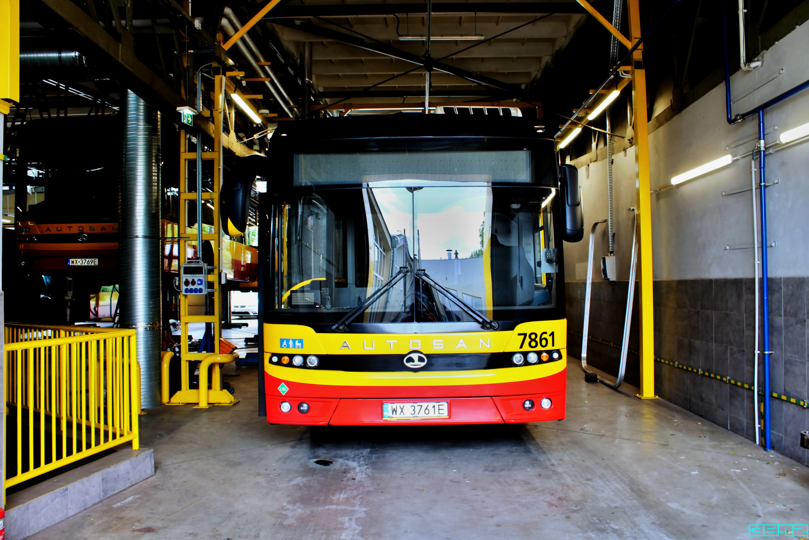 7861
Słowa kluczowe: AutosanSancity18LFLNG 7861 ZajezdniaOstrobramska 2025